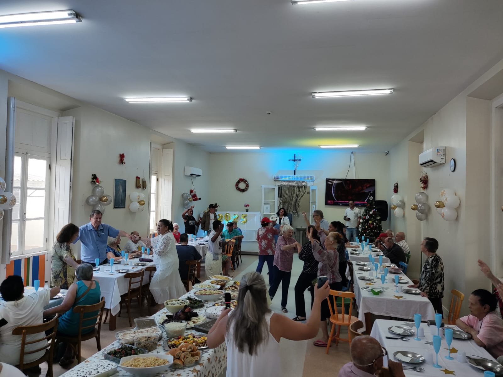 Confraternização no Asilo Padre Cacique celebra encerramento do ano com almoço especial