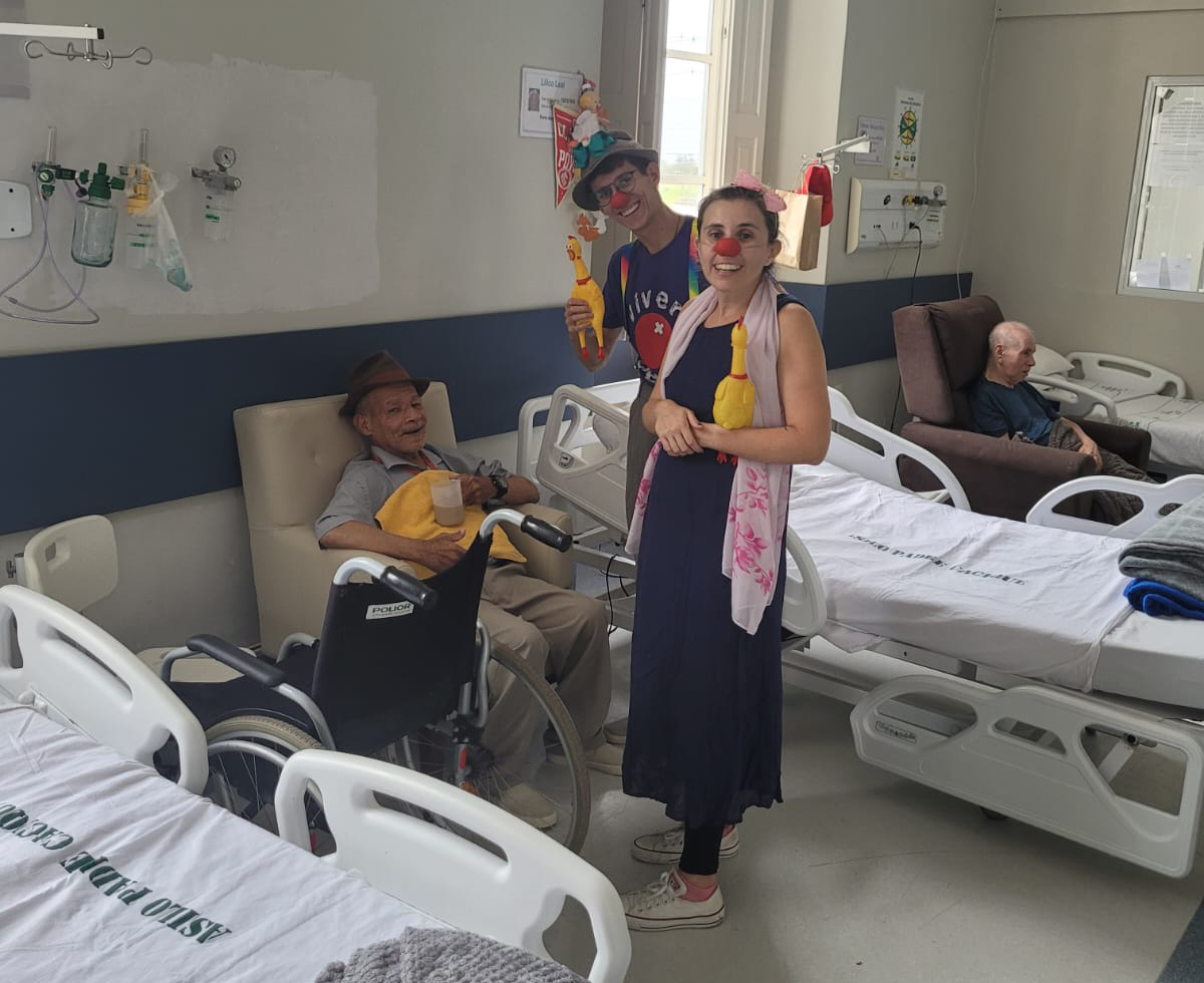 Sorrisos e afeto do projeto Viver de Rir levam alegria mensalmente ao Asilo Padre Cacique