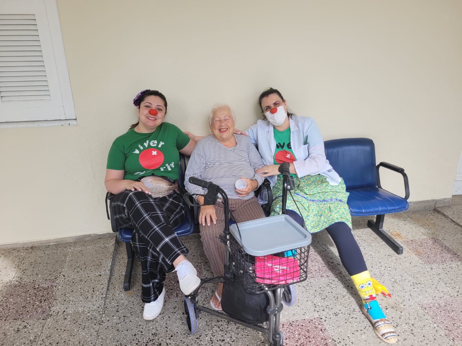 Sorrisos e afeto do projeto Viver de Rir levam alegria mensalmente ao Asilo Padre Cacique