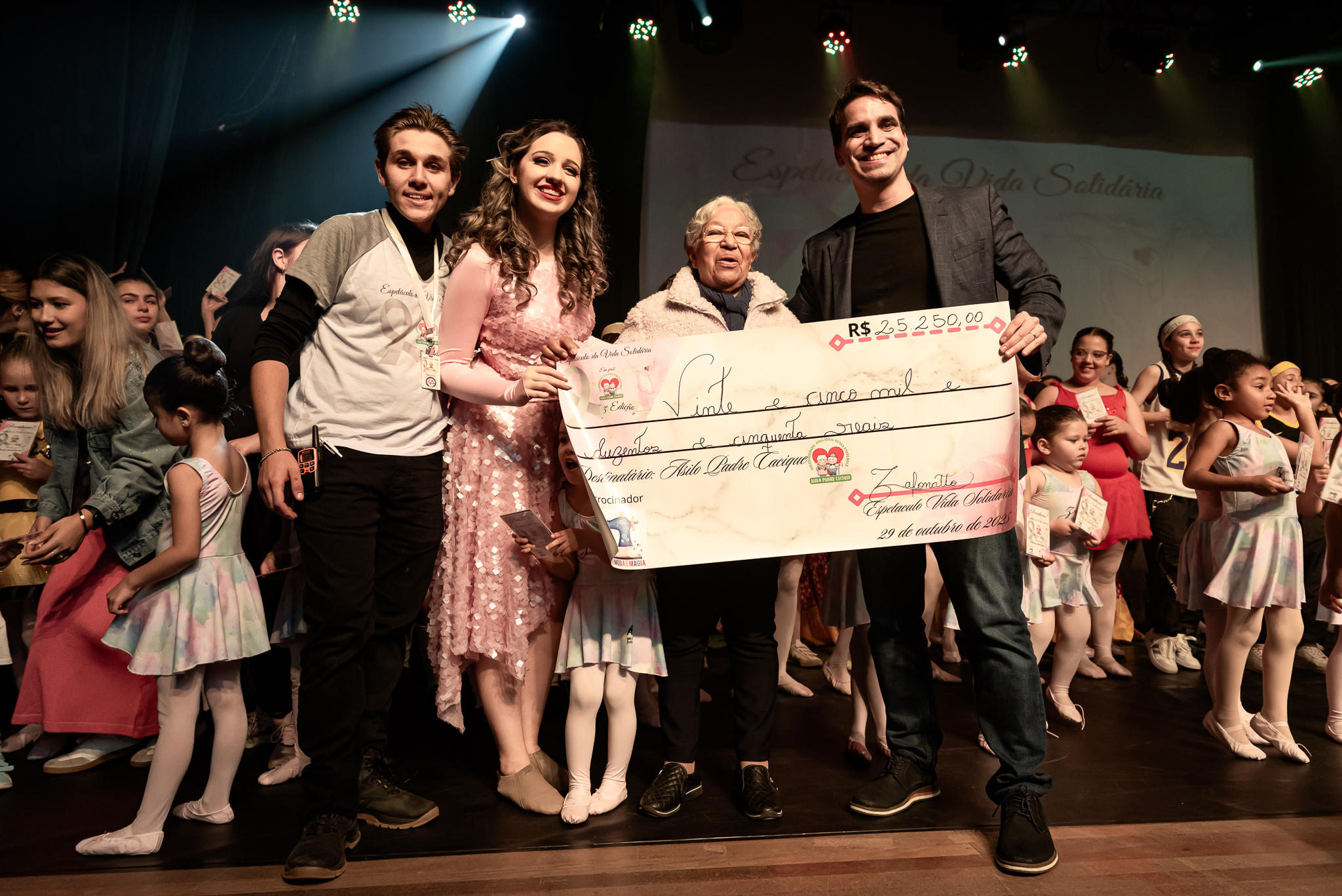 Espetáculo Vida Solidária emociona o público e arrecada mais de R$ 25 mil para o Asilo Padre Cacique