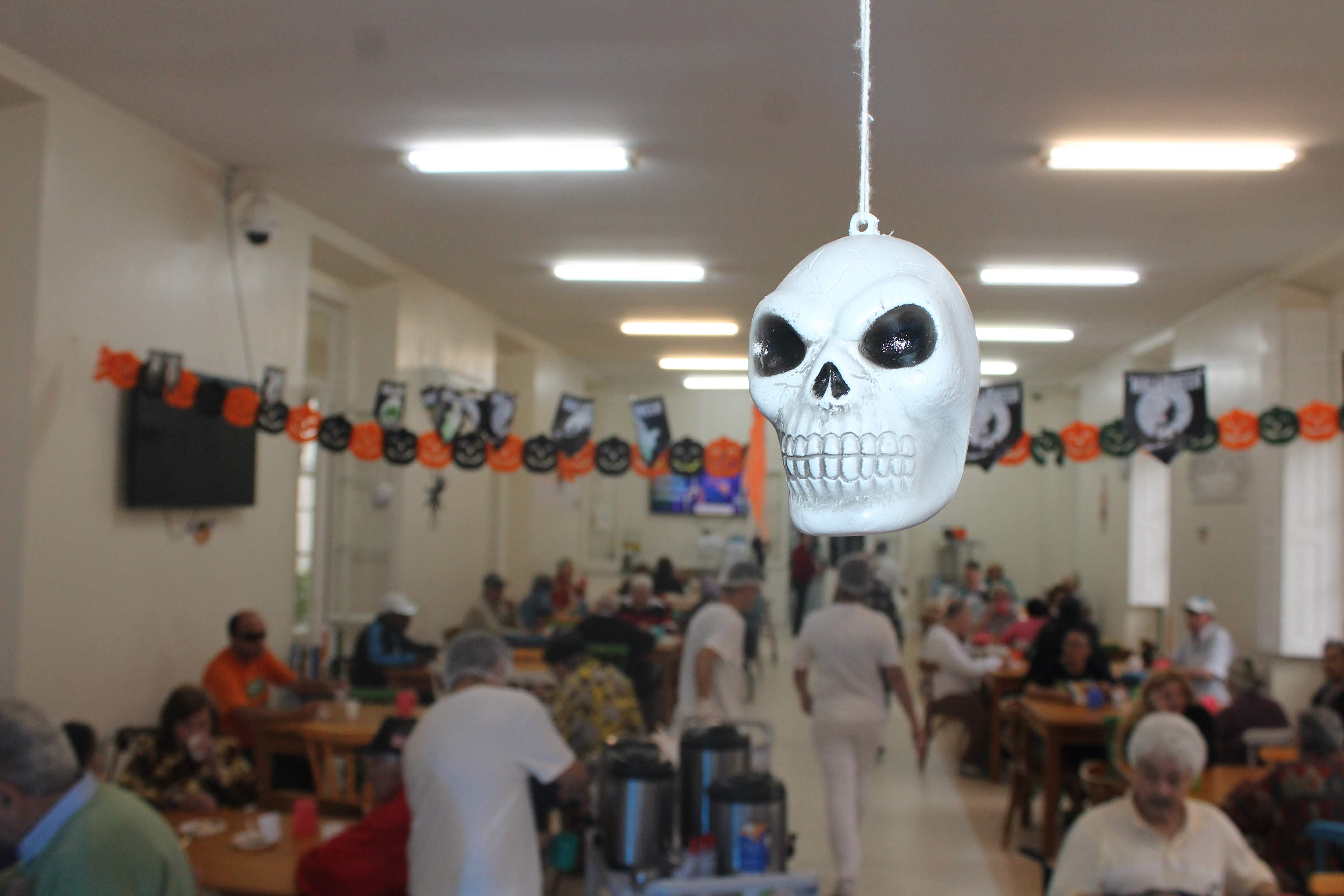 Halloween leva diversão e música aos idosos do Asilo Padre Cacique