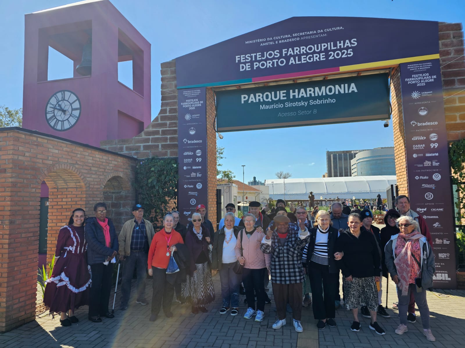 Passeio no Acampamento Farroupilha celebrou a tradição gaúcha entre os residentes do Asilo Padre Cacique