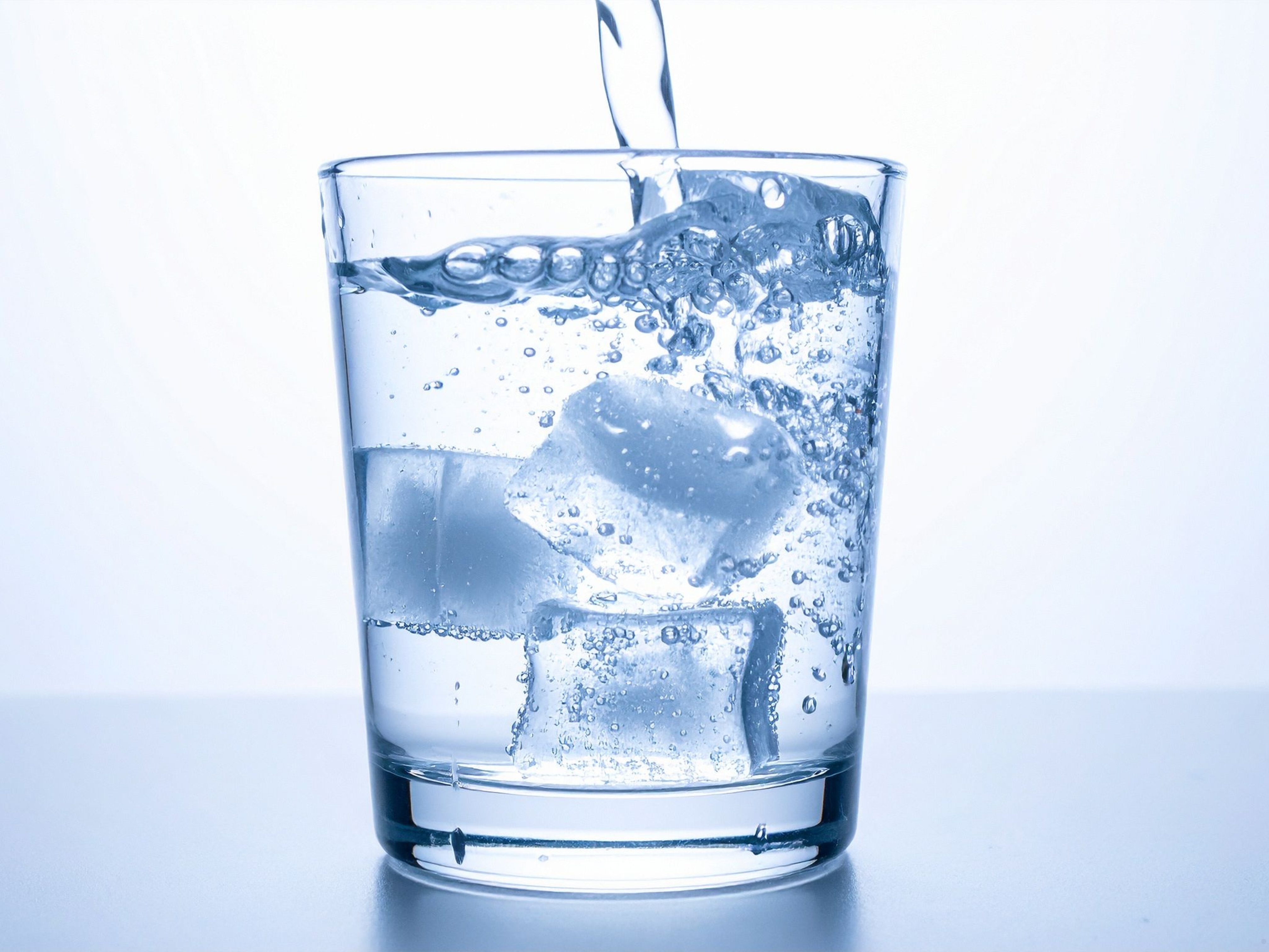 Hidratação na rotina do asilo cuidado simples que evita problemas graves