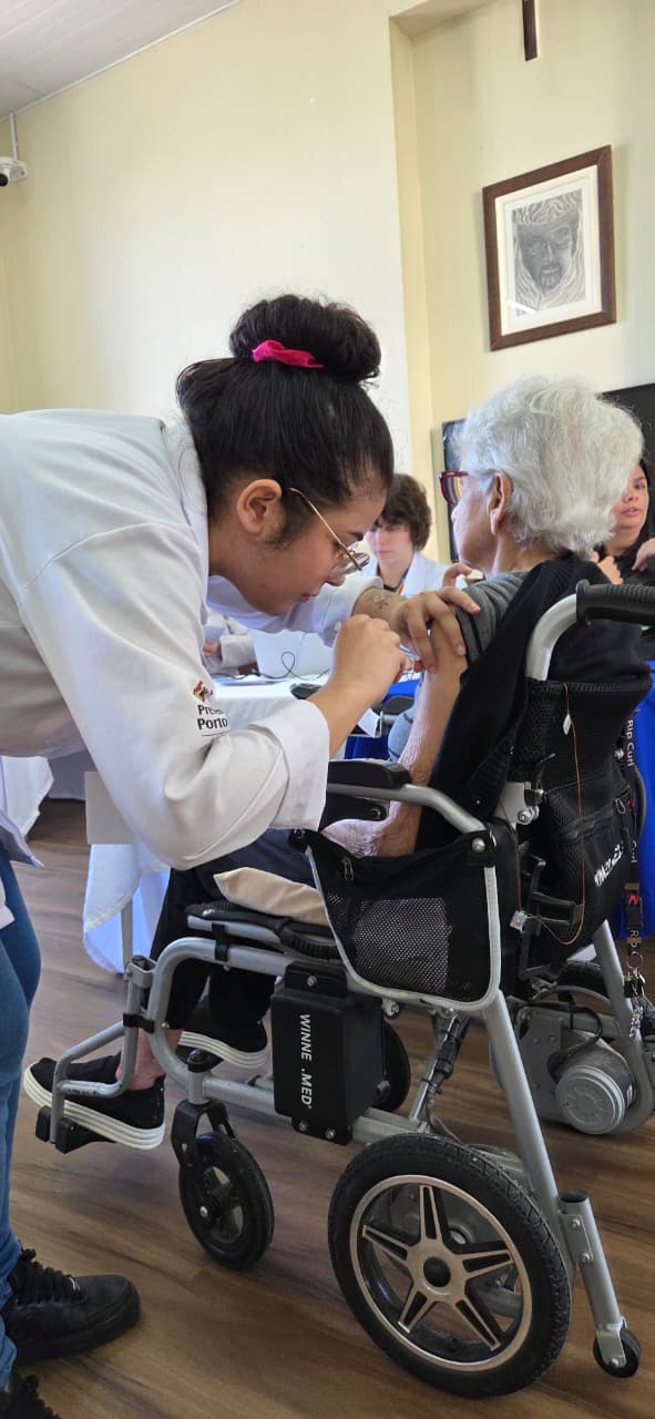Vacinação contra gripe protege idosos no Asilo Padre Cacique
