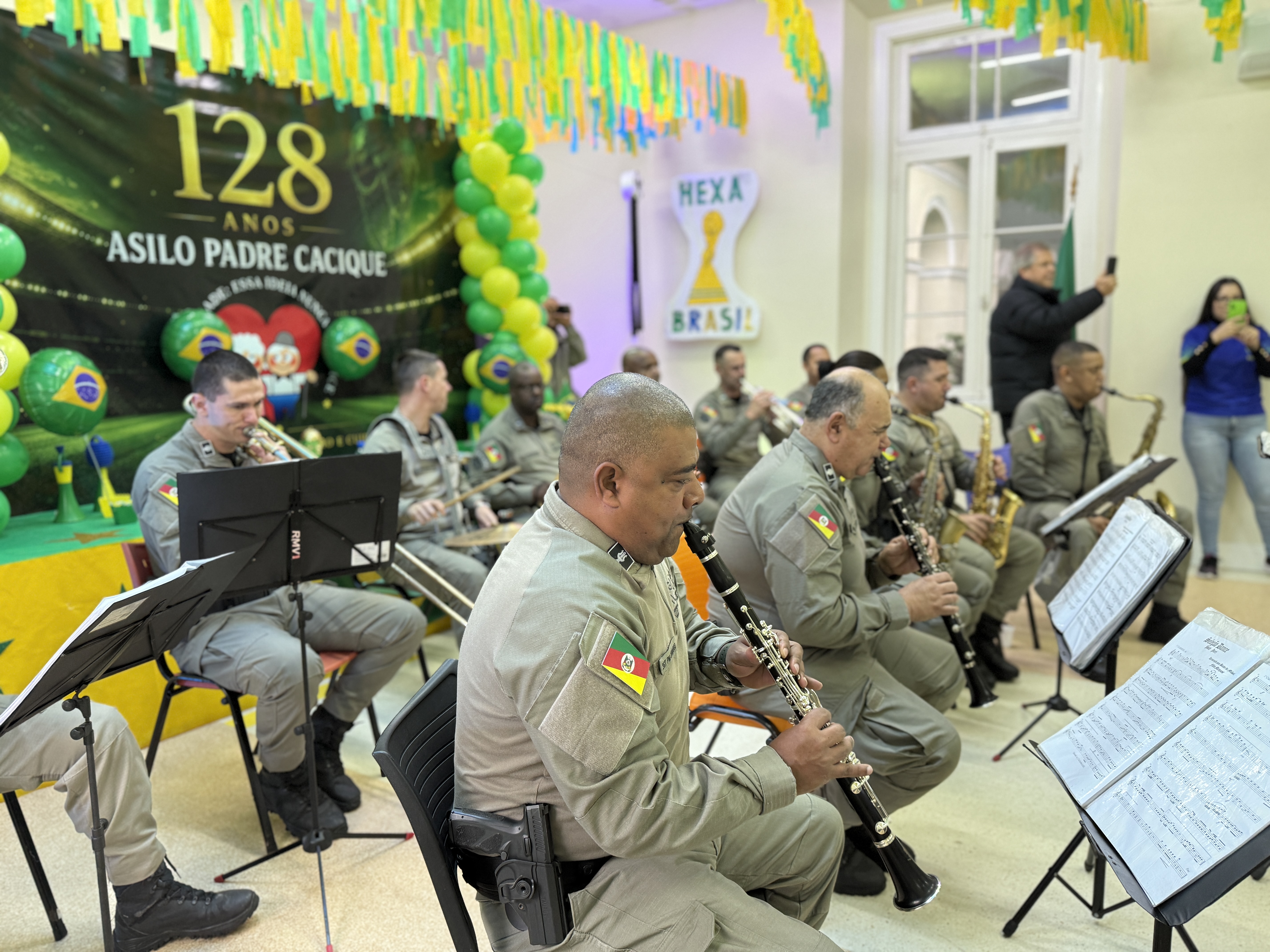 Asilo Padre Cacique celebra 128 anos com música, emoção e clima de Copa