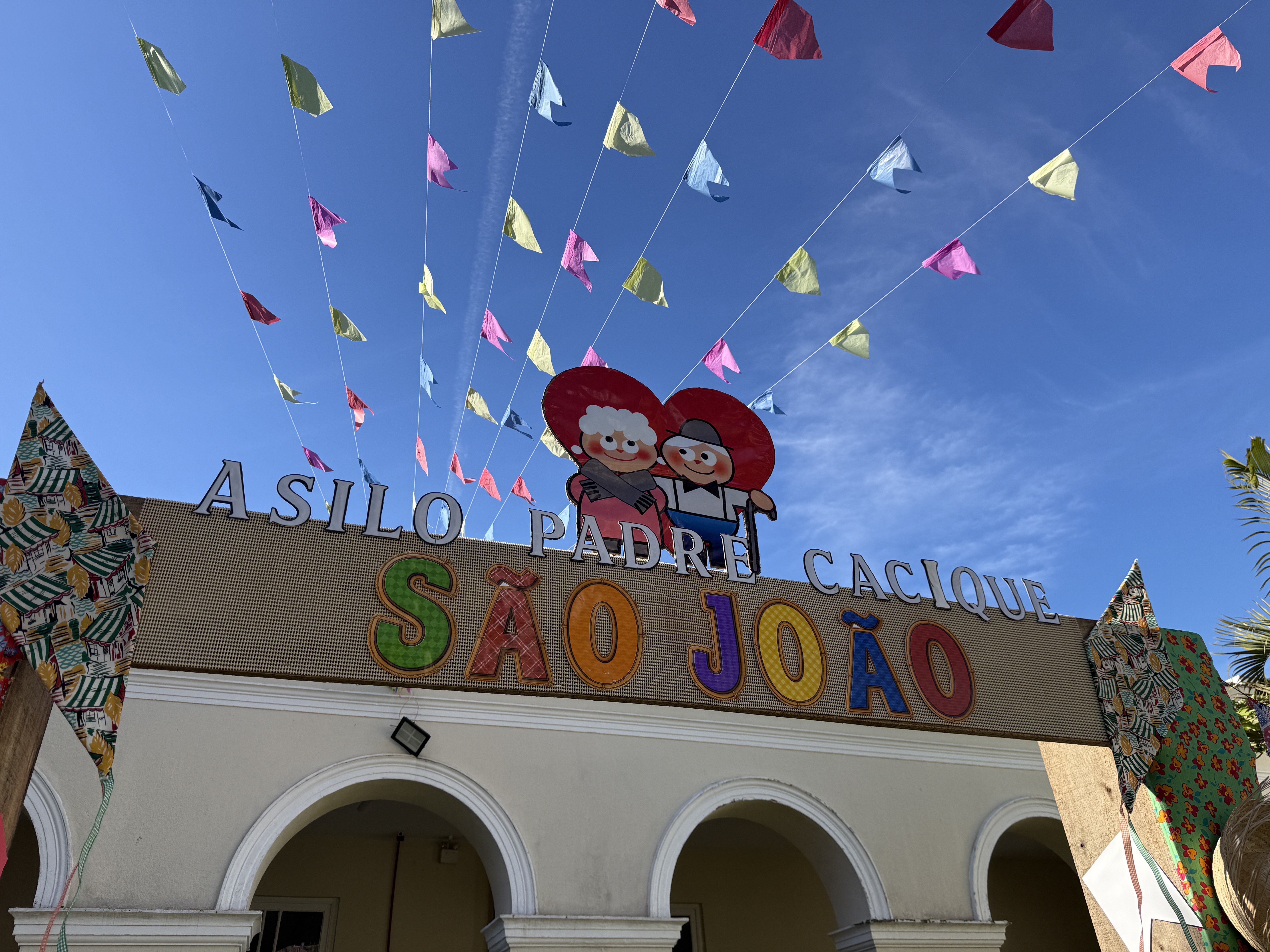 Casamento na roça vira atração e arranca risos no Asilo Padre Cacique