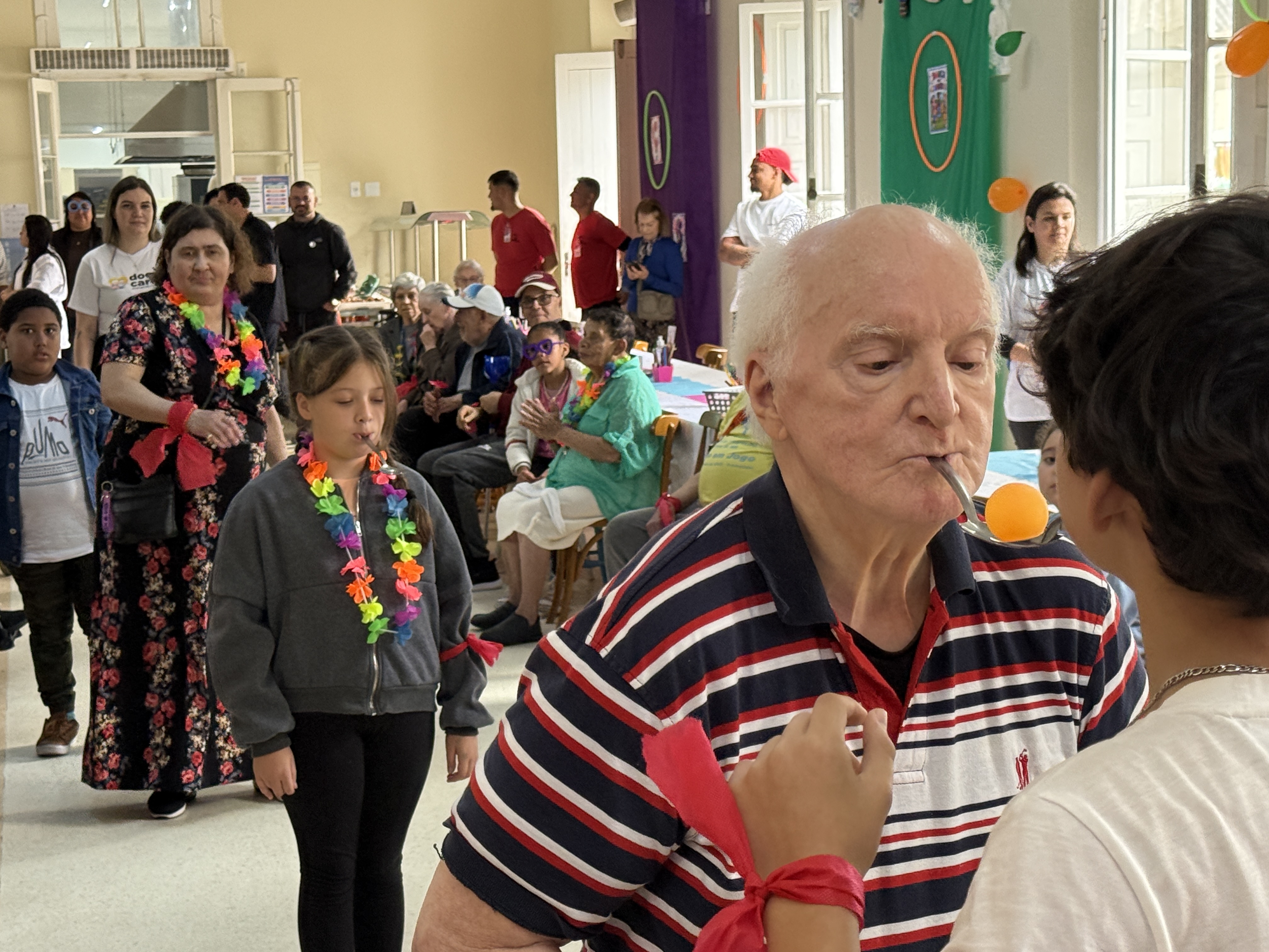 Dia das Crianças reúne diferentes gerações no Asilo Padre Cacique